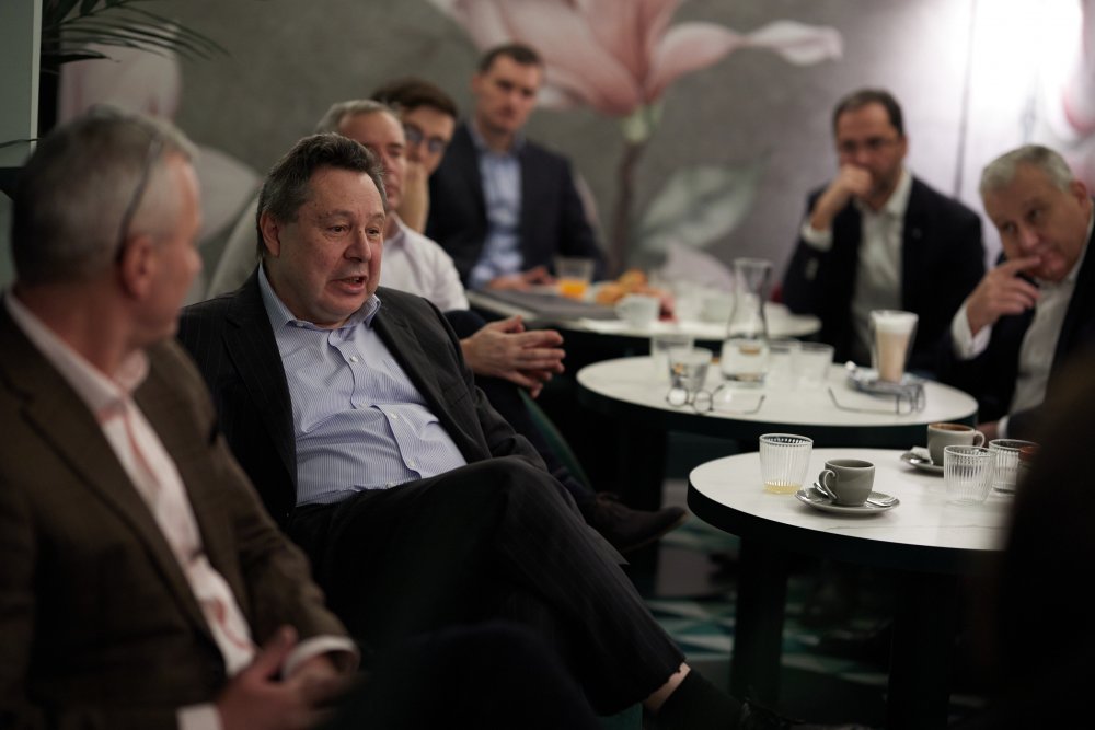 Zleva: Martin Skalický (Progresus), Evžen Korec (Ekospol), Jan Sadil (JRD), Vít Soural (Flat Zone), Jiří Vančura (Trinity Bank), Roman Pečenka (PRK Partners) a Jiří Nouza (Svaz podnikatelů ve stavebnictví)