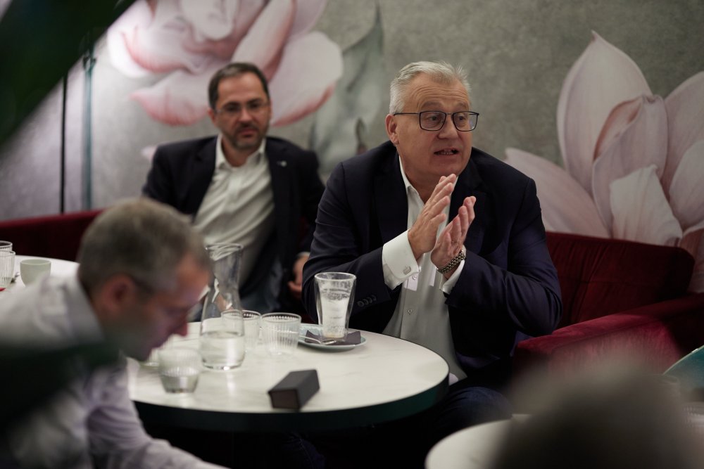 Vpravo: Prezident Svazu podnikatelů ve stavebnictví Jiří Nouza a Roma Pečenka z advokátní kanceláře PRK Partners.
