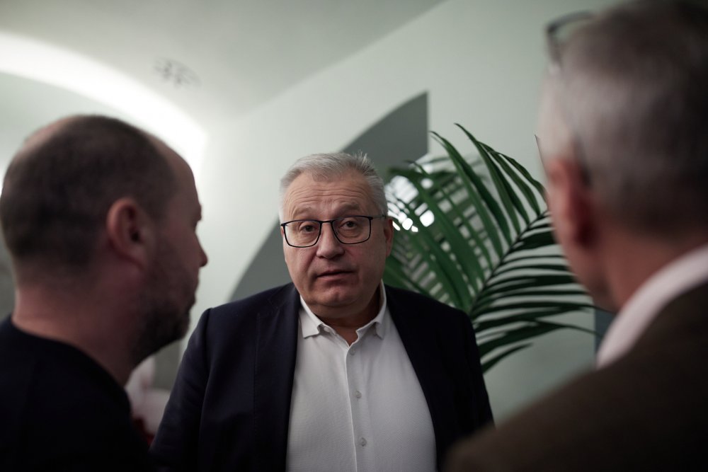 Zleva: Dalibor Martínek z Newstreamu, Jiří Nouza a Martin Skalický