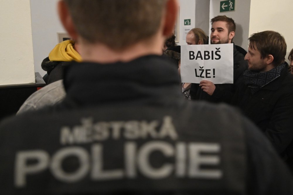 Odpůrci Andreje Babiše přišli protestovat na diskusi prezidentského kandidáta a předsedy hnutí ANO s občany, 19. ledna 2023, Benešov.