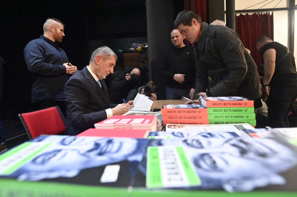Prezidentský kandidát a předseda hnutí ANO Andrej Babiš se podepisuje zájemcům po diskusi s občany, 19. ledna 2023, Benešov.