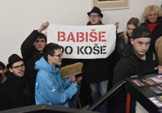Odpůrci Andreje Babiše demonstrují s transparentem v hotelu, kde prezidentský kandidát a předseda hnutí ANO diskutoval s občany, 19. ledna 2023, Benešov.