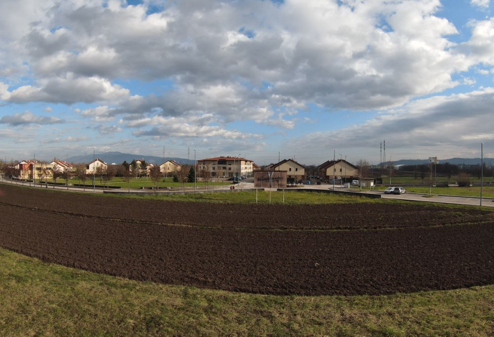 Foto z místa, kde do jara 2025 postaví Domoplan šestici viladomů