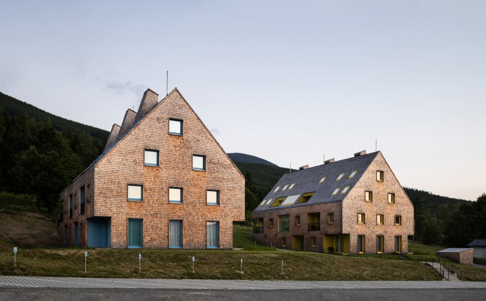 Moderní apartmány do obce v chráněné krajinné oblasti Jeseník navrhlo brněnské architektonické studio Collab. 