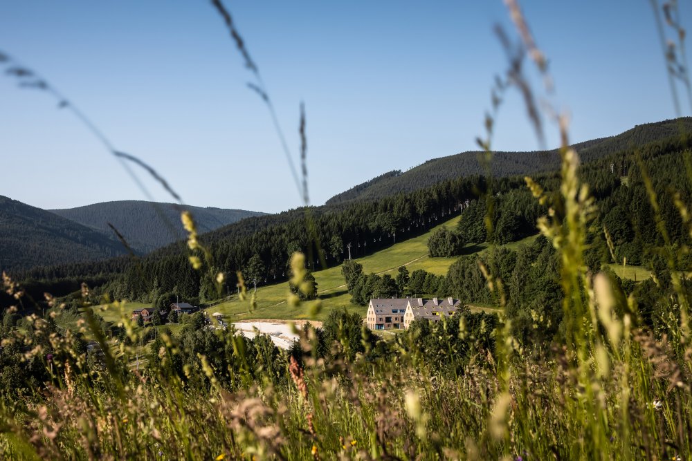 Stavba byla s ohledem na horské prostředí navržena maximálně soběstačně. Má vlastní systém vytápění pomocí tepelného čerpadla, vodu bere z místní studni a má i vlastní čističku. Jediné, bez čeho se neobejde je elektřina. 