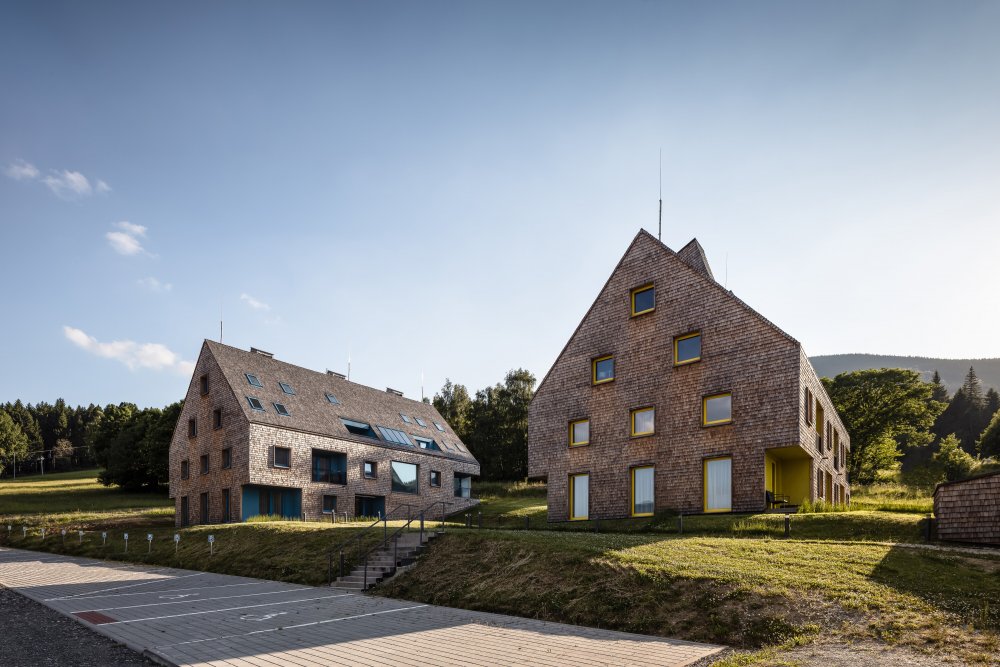 Nejenom minimalistickým pojetím staveb se jim podařilo navázat na kontext jesenické krajiny i tamní tradiční architektury.