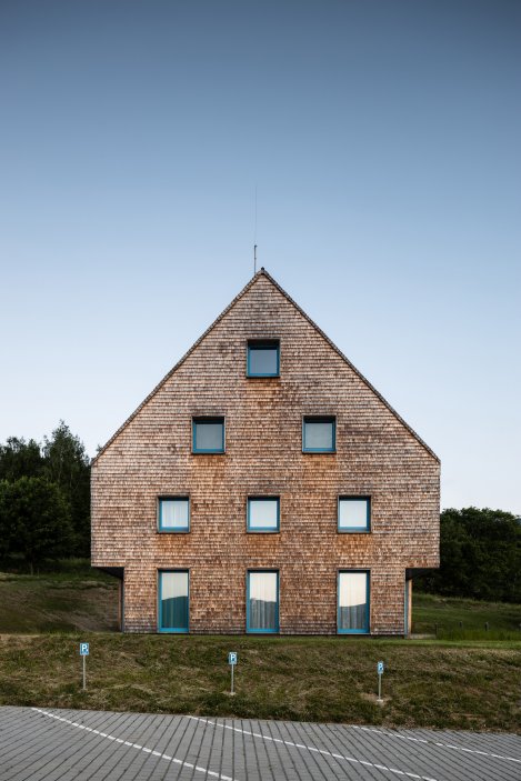 Pro jesenickou architekturu je typický i obdélníkový tvar a sedlová střecha. 