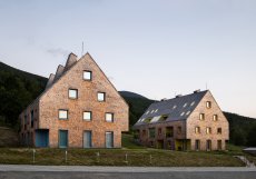 Moderní apartmány do obce v chráněné krajinné oblasti Jeseník navrhlo brněnské architektonické studio Collab. 