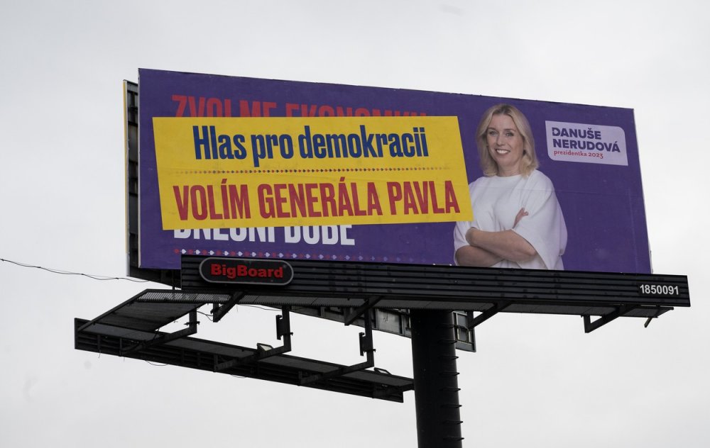 Billboard neúspěšné prezidentské kandidátky v prvním kole Danuše Nerudové byl s jejím svolením přelepen nápisem "Hlas pro demokracii - volím generála Pavla" na podporu kandidáta Petra Pavla.
