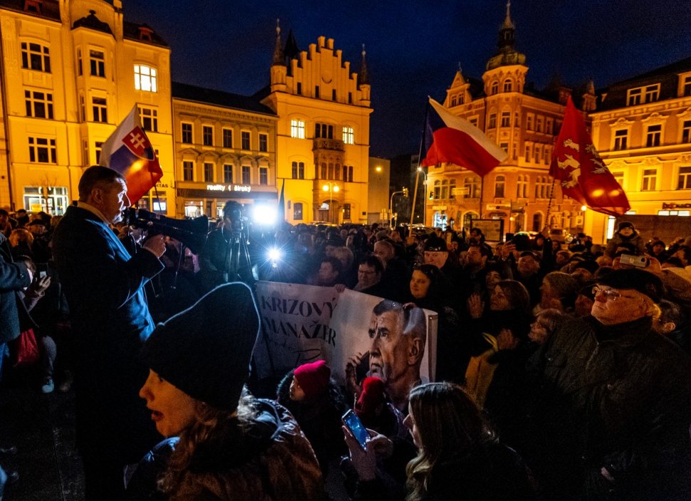 Předseda ANO a prezidentský kandidát Andrej Babiš (vlevo) na setkání s občany před druhým kolem prezidentských voleb, 20. ledna 2023 v Děčíně.
