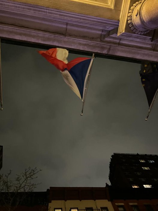 Česká vlajka na Generálním konzulátu v New Yorku, USA