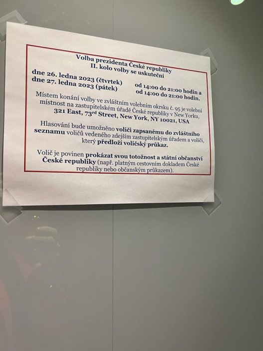 Z volební místnosti v Generálního konzulátu v New Yorku, USA