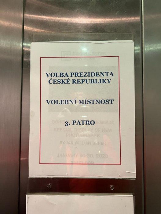 Z volební místnosti v Generálního konzulátu v New Yorku, USA