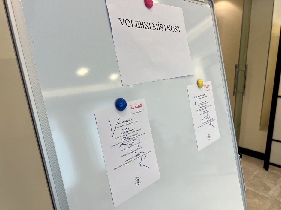 Volby českého prezidenta na ambasádě v Abú Zabí.
