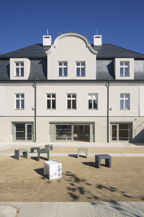 Cílem architektů i obce bylo rovněž vytvoření nového centra obce. Došlo tedy i na revitalizaci veřejných prostranství.