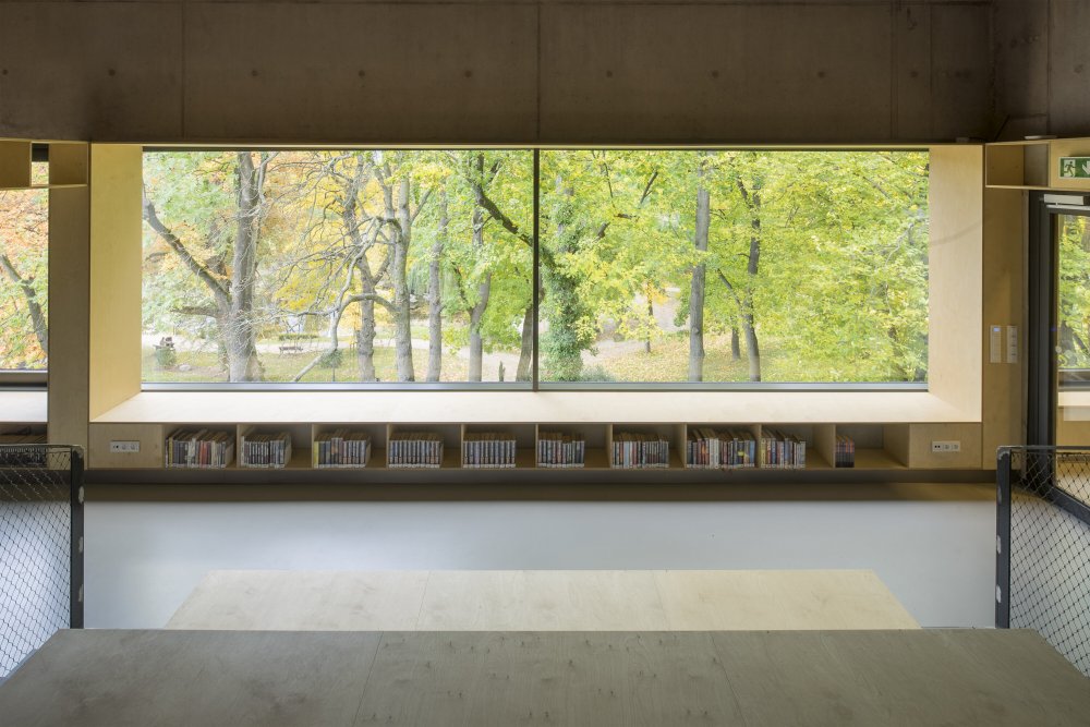 „V čítárně je kontakt panoramatickým oknem tak těsný, že čtenáři mají pocit, že sedí přímo v korunách,“ popisují architekti v autorské zprávě. 