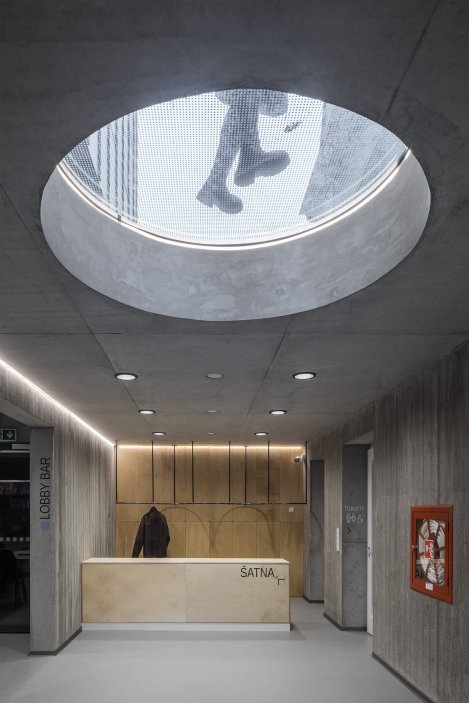 Do přízemí novostavby umístili architekti recepci s terasou.