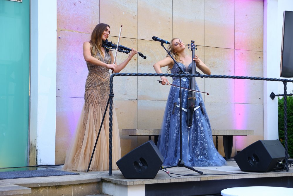 Během večírku vystoupilo také instrumentální Duo Divine složené houslové virtuosky Kateřiny Lískovcové a violoncellinstky Iris Morisákové.