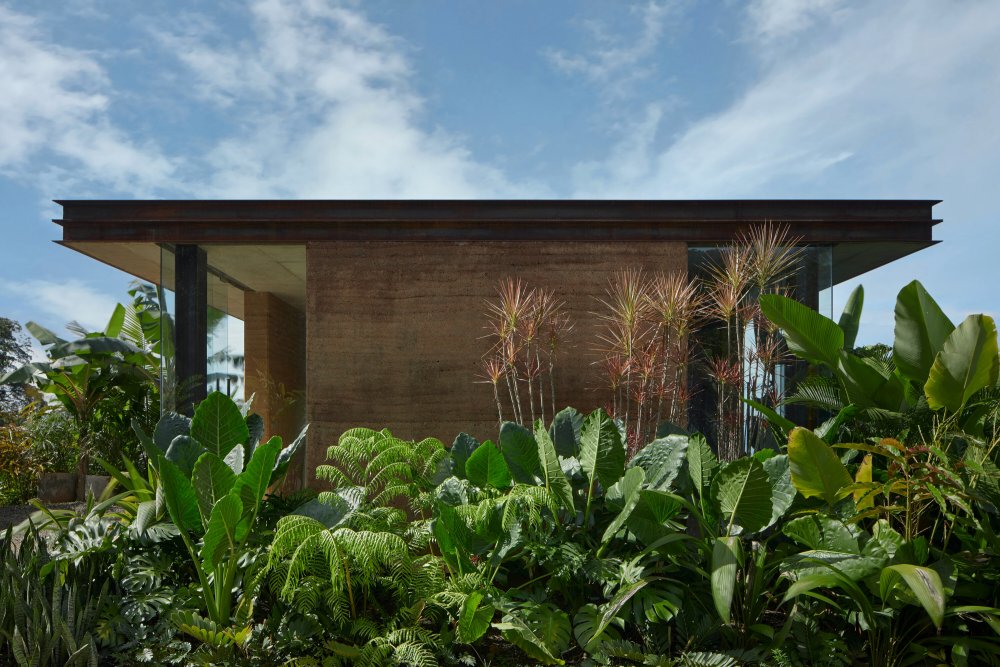 Architektka Dagmar Štěpánová poprvé v Kostarice použila stavební metodu rammed earth. To znamená, že vily jsou postavené z dusaného jílu pocházejícího z výkopu základů.