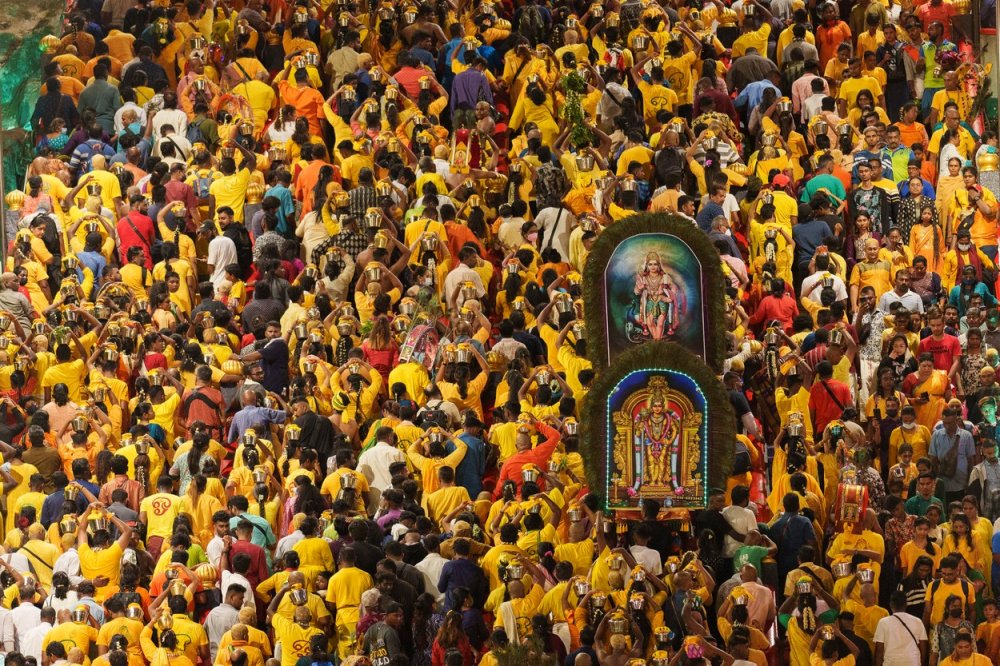 Hinduističtí věřící nesou zdobené baldachýny zvané „kavadi“, zatímco šplhají po 272 schodech do chrámu Sri Subramaniar Swamy během oslav svátku Thaipusam v Batu Caves v Kuala Lumpur, Malajsie, neděle 5. února 2023.