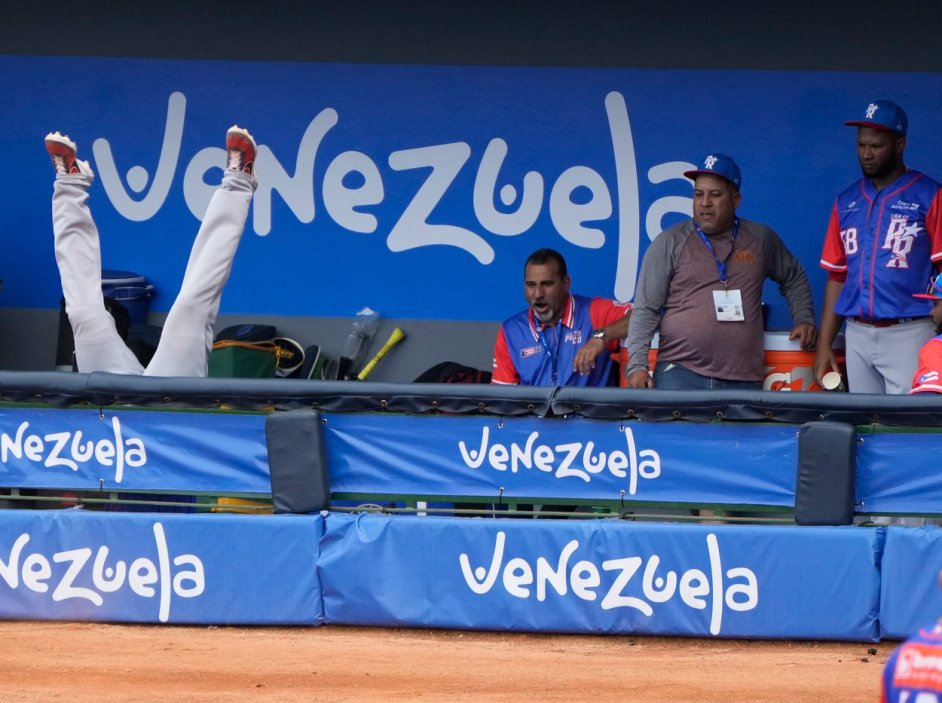 Edwin Díaz z Portorika se ve snaze dohonit míč během baseballového zápasu Caribbean Series proti Dominikánské republice v La Guaira dostal do neobvyklé situace. Venezuela, sobota 4. února 2023.