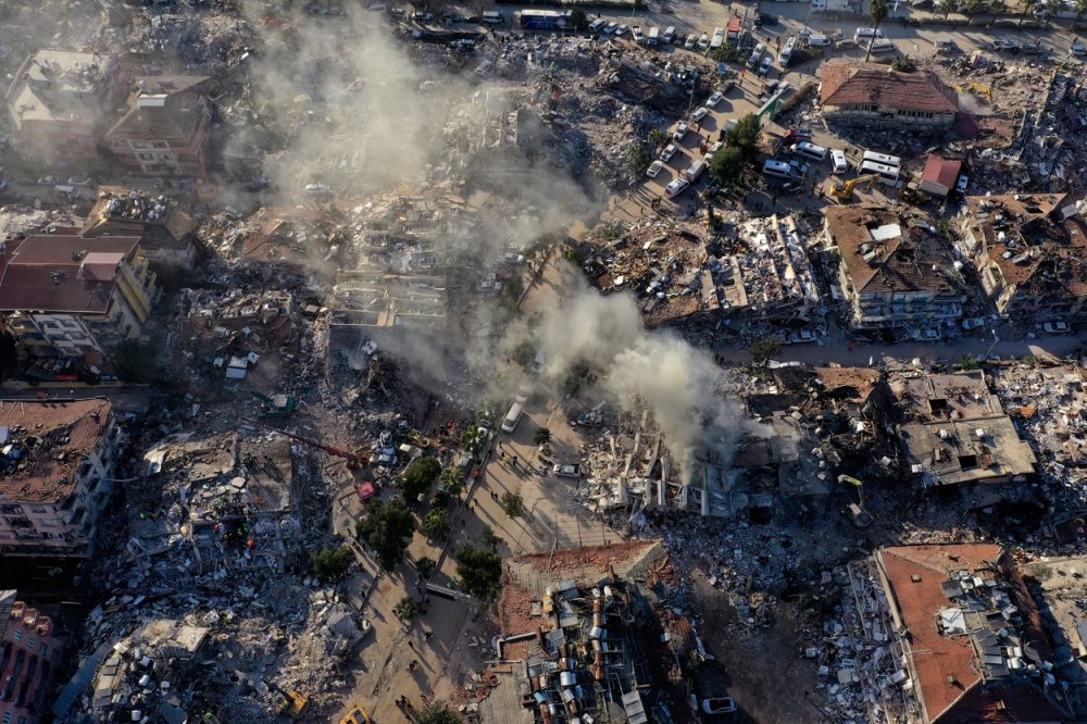Na fotografii z dronu jsou vidět zemětřesením zničené budovy v Antakyi v jihovýchodním Turecku, čtvrtek 9. února 2023. 