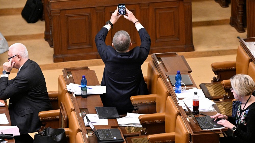 Do práce, tedy do sněmovny, se po mnohých absencích v době své předvolební prezidentské kampaně vrátil poslanec Andrej Babiš (ANO), který si 10. února 2023 na důkaz přítomnosti pořídil selfie.