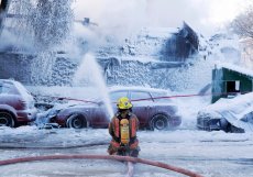 Hasiči bojují za mrazivého zimního dne s požárem v pátek 3. února 2023 v Montrealu.