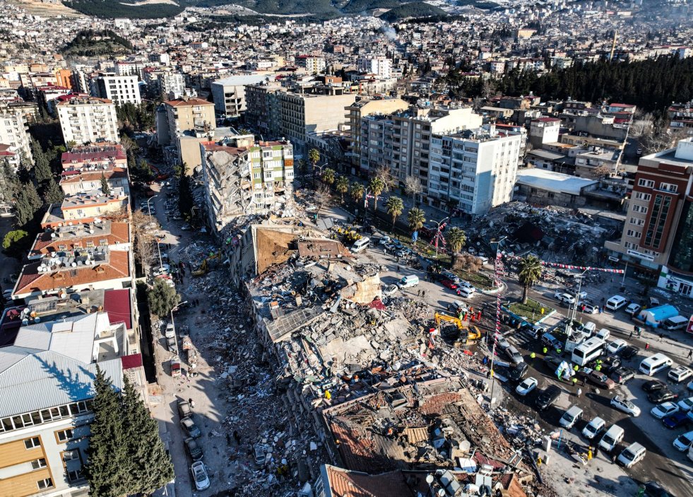 I čtyři dny po katastrofálním zemětřesení objevují turečtí záchranáři přeživší pod troskami zřícených domů. Počet obětí zemětřesení v Turecku a Sýrii přesáhl už 21 700.