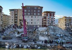 I čtyři dny po katastrofálním zemětřesení objevují turečtí záchranáři přeživší pod troskami zřícených domů. Počet obětí zemětřesení v Turecku a Sýrii přesáhl už 21 700.