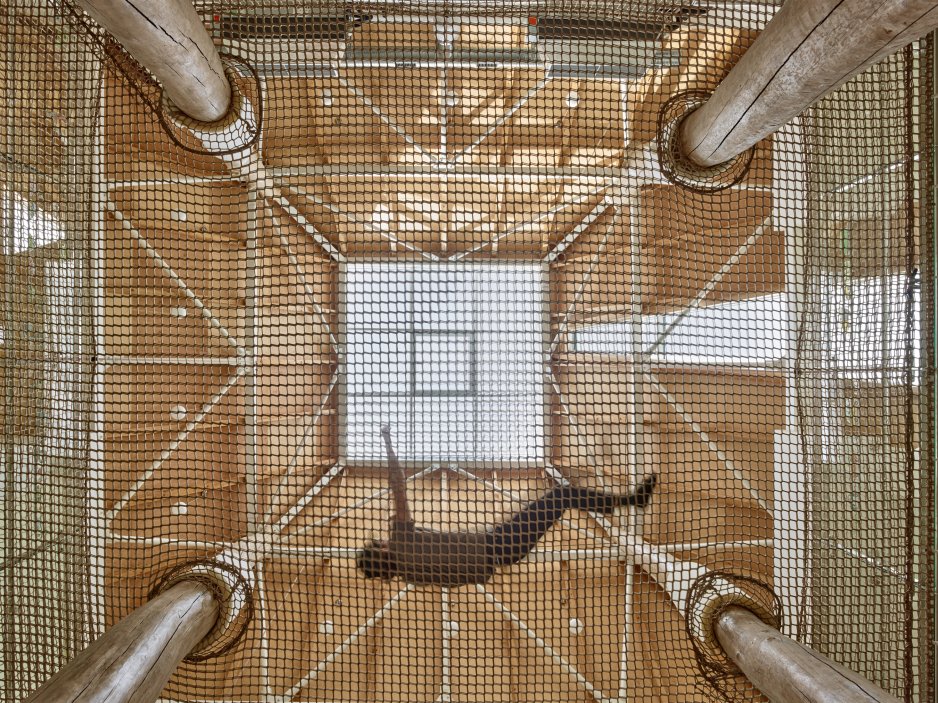 Je zde lanové centrum. „Doufáme, že bude využíváno a děti se budou houpat a létat,“ přibližují architekti.