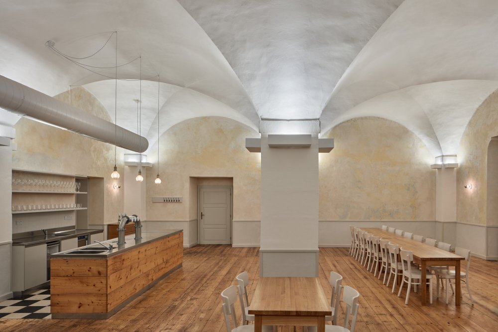 Hlavní část restaurace je přístupná, stejně jako původní hostinec, z ulice Růžová a tvoří ho trojice vysokých křížových kleneb.