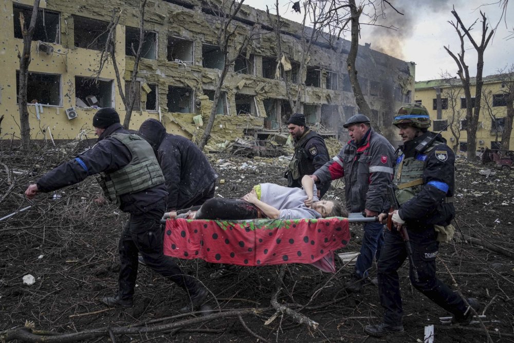 Ruský útok 9. března na dětskou nemocnici a porodnici v ukrajinském Mariupolu nepřežili tři lidé včetně jednoho dítěte, 17 bylo zraněno.