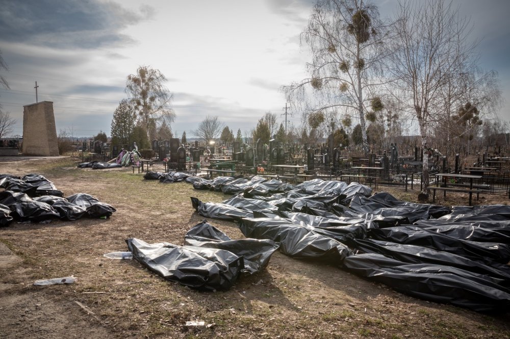 Několik desítek těl civilních obětí na hřbitově v Buči připravených k identifikaci, 6.4.2022