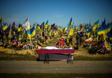 Tělo ukrajinského vojáka Vadima Bereghnuye (22) spočívá v rakvi během jeho pohřbu v ukrajinském Charkově dne 17. října 2022. 