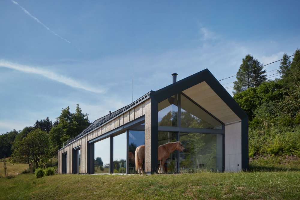 Výhled a co nejužší propojení exteriéru s interiérem bylo určujícím momentem pro architektonický návrh.