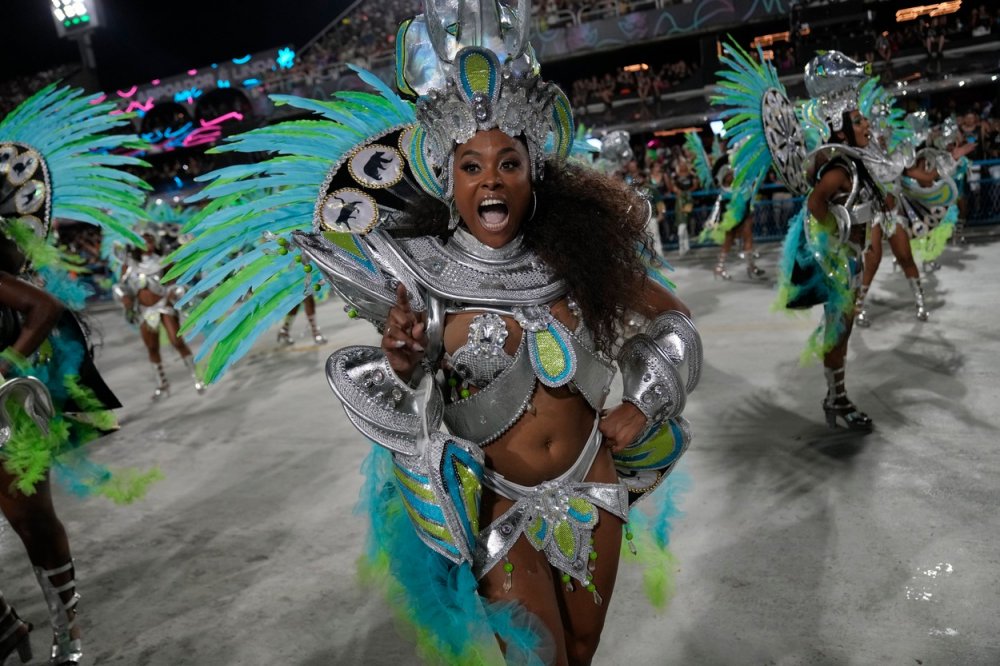 Účinkující ze školy samby Imperio Serrano během karnevalových oslav na Sambadromu v Rio de Janeiru v neděli 19. února 2023. (