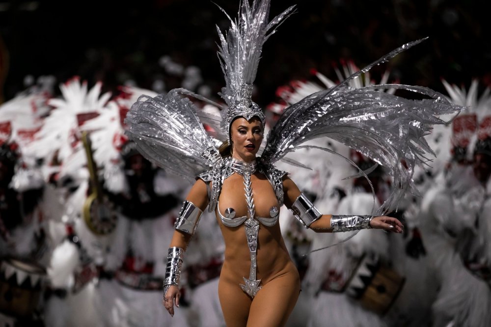 Bubenická královna Paolla Oliveira ze školy samby Grande Rio vystupuje během karnevalových oslav na Sambadromu v Rio de Janeiru v neděli 19. února 2023. 