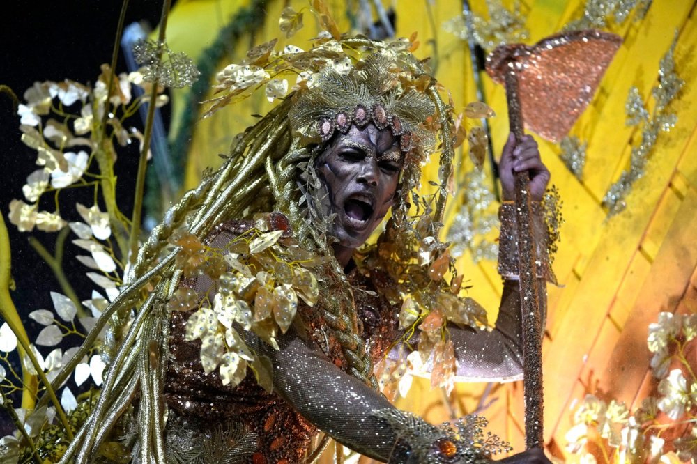 Účinkující ze školy samby Mocidade během karnevalových oslav na Sambadromu v Rio de Janeiru, Brazílie, pondělí 20. února 2023. 