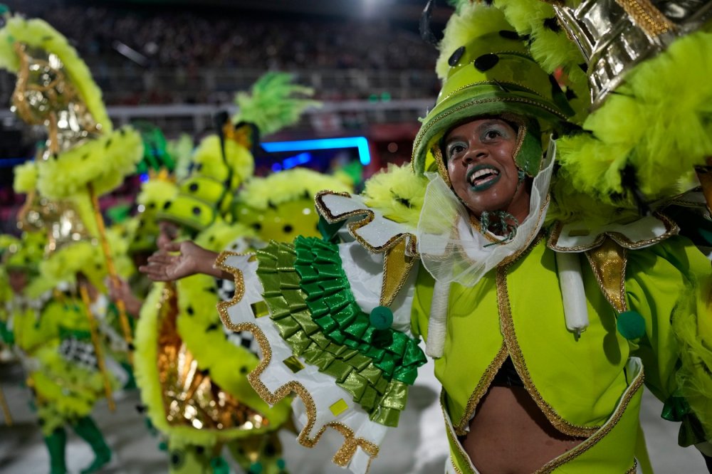 Účinkující ze školy samby Mocidade během karnevalových oslav na Sambadromu v Rio de Janeiru, Brazílie, pondělí 20. února 2023. 