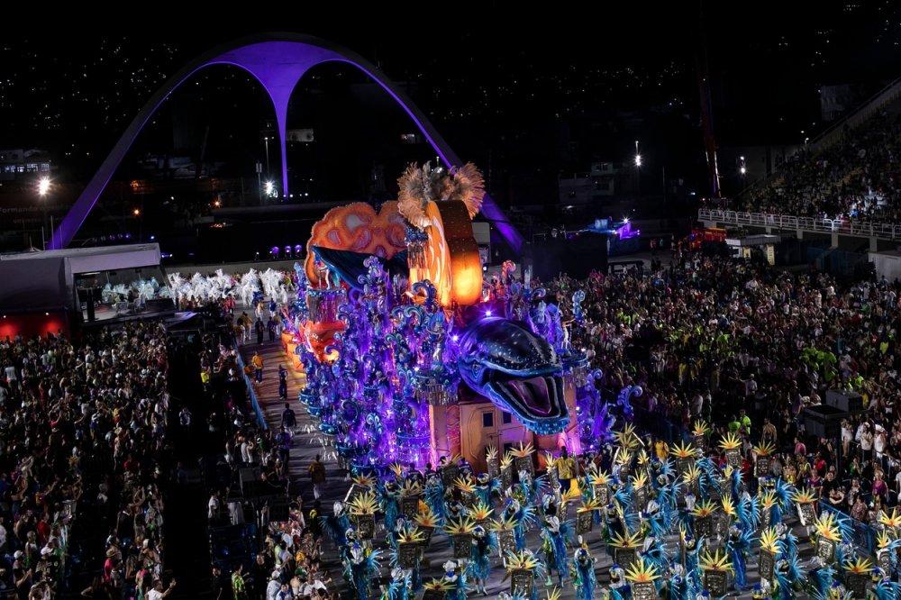 Účinkující ze školy samby Unidos da Tijuca během karnevalových oslav na Sambadromu v Rio de Janeiro, Brazílie, pondělí 20. února 2023. 