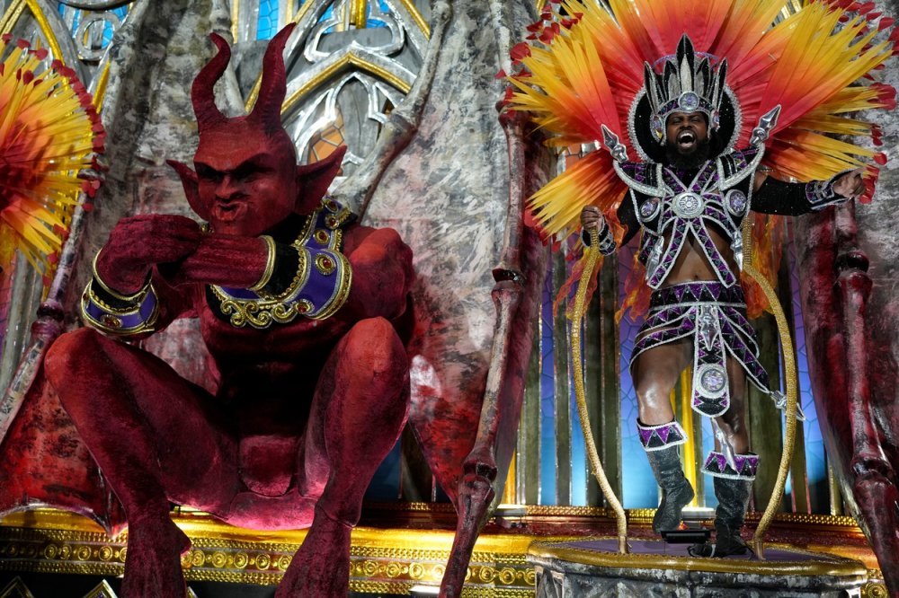 Umělec ze školy samby Salgueiro defiluje během karnevalových oslav na Sambadromu v Rio de Janeiru, Brazílie, pondělí 20. února 2023. 