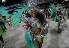 Účinkující ze školy samby Imperio Serrano během karnevalových oslav na Sambadromu v Rio de Janeiru v neděli 19. února 2023. (