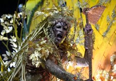Účinkující ze školy samby Mocidade během karnevalových oslav na Sambadromu v Rio de Janeiru, Brazílie, pondělí 20. února 2023. 