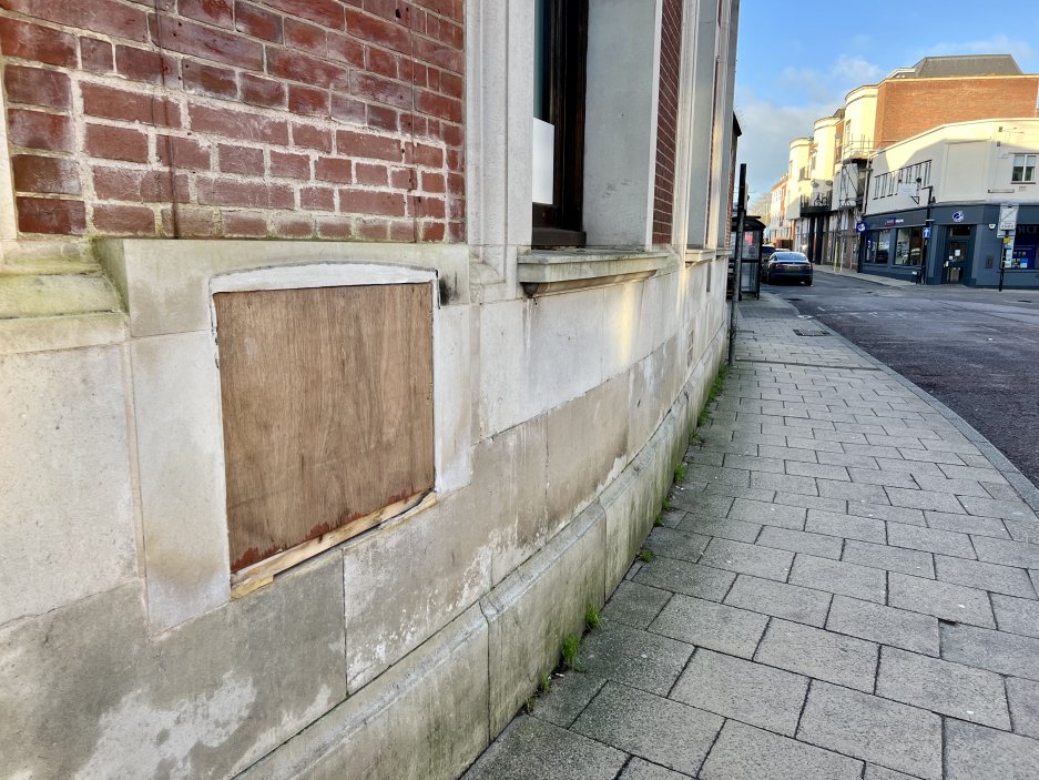 Bankomat HSBC již připomíná jen zabedněná díra ve zdi