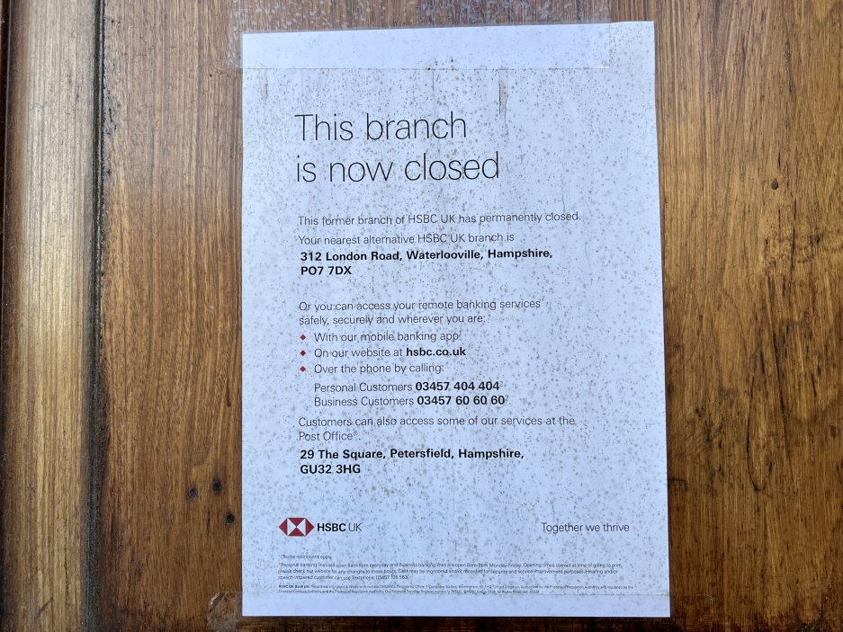 I upozornění o uzavření pobočky po několika měsících pomalu nelze přečíst