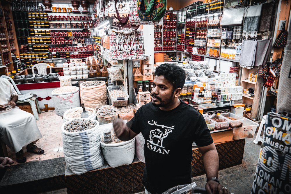 Trhy patří k hlavním turistickým cílům. Z Ománu je povinností přivést si domů voňavé kadidlo.