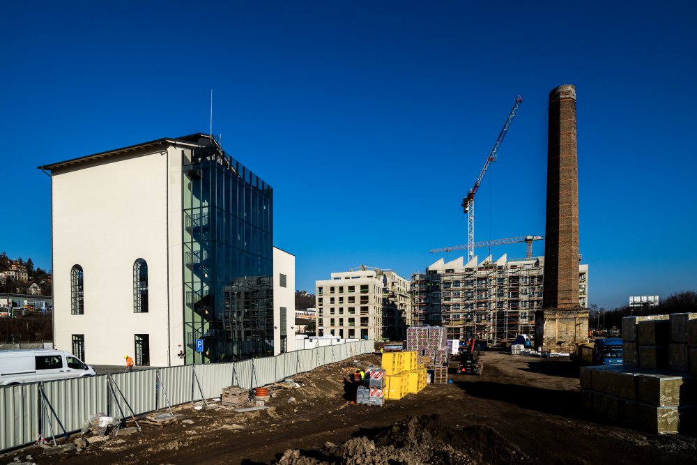 Brownfield, který má po ukončení revitalizace nabídnout přes 500 nových bytů, se nachází mezi ulicemi Nádražní a Strakonická v Praze 5. 