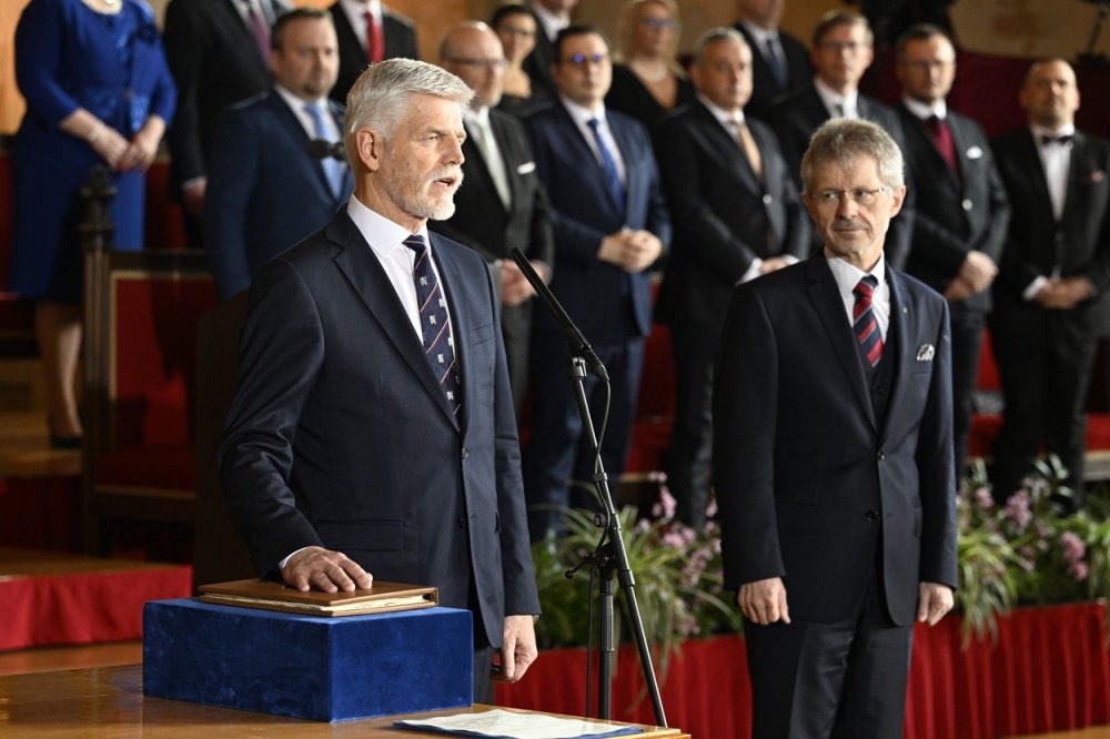 Společná schůze obou komor Parlamentu, na které nově zvolený prezident Petr Pavel složil slib na Ústavu a do rukou předsedy Senátu Miloše Vystrčila (vpravo), 9. března 2023, Vladislavský sál, Pražský hrad.