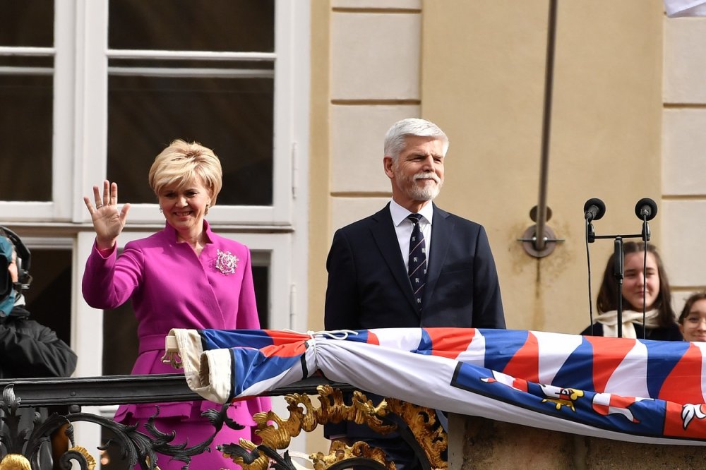 Inaugurace nově zvoleného prezidenta Petra Pavla, 9. března 2023, Pražský hrad. Prezident Petr Pavel a první dáma Eva Pavlová zdraví přihlížející z balkonu na třetím hradním nádvoří.